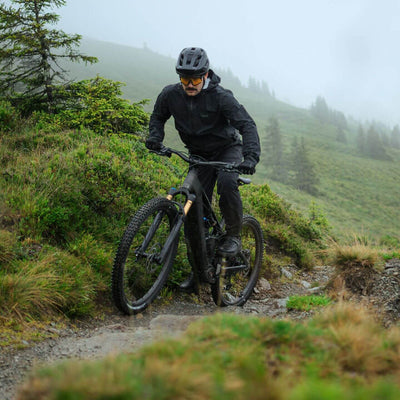 FREE CUBE <br> MTB HELMET & PEDALS